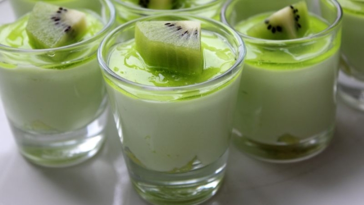 Prepara un refrescante mousse de kiwi y vainilla para ponerle un toque dulce a tu tarde