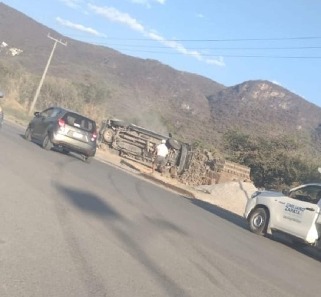 Vuelca patrulla en Zapata; hay dos policías heridos