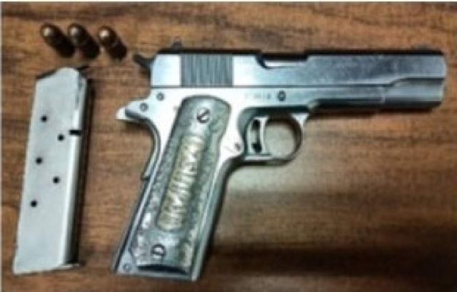 El arma que presuntamente le encontraron al ahora arrestado.