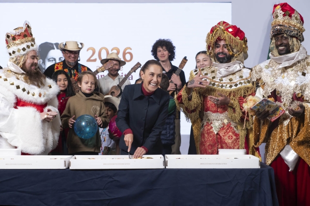 Sheinbaum recibe a ni&ntilde;os en conferencia matutina por D&iacute;a de Reyes