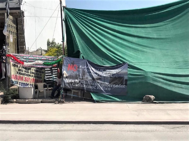 Integrantes de la Asurco mantienen un plantón en el acceso de esa organización.