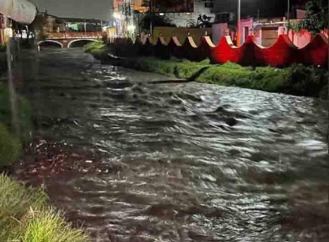 Lluvias y vientos causan caída de árboles y desborde de canal en Yautepec