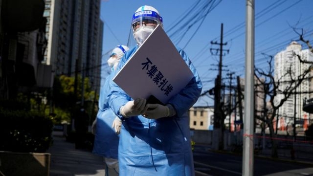 Shanghái ordena pruebas masivas de Covid-19 y confinamiento