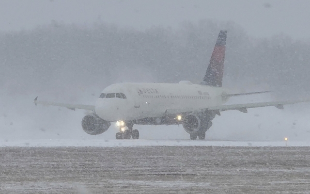 Tormentas invernales causan miles de cancelaciones de vuelos en Estados Unidos