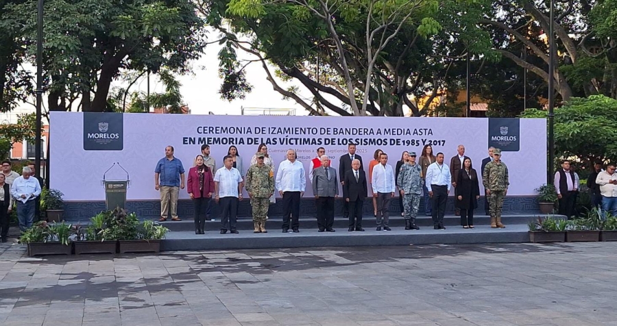 Izan Bandera Nacional a media asta en memoria de las víctimas de los sismos de 1985 y 2017