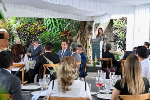 La gobernadora Margarita González Saravia se reunió con juristas el viernes en la conmemoración del día del abogado. 