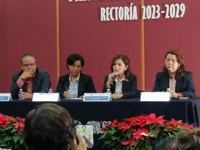 Viridiana Aydeé León Hernández presentó a su equipo de trabajo. 