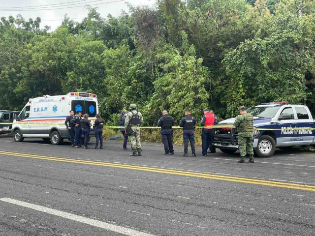  El cuerpo estaba junto a la carretera.