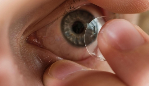 Desarrollan lentes de contacto con visión nocturna sin necesidad de energía externa