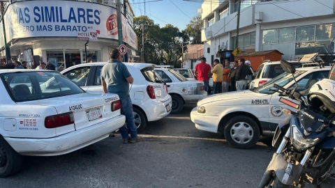 Se manifiestan taxistas en Cuernavaca; efectuaron cierres viales