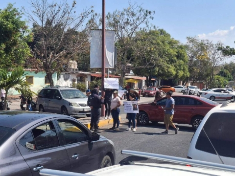 Estudiantes y familiares de Karol Toledo G&oacute;mez mantuvieron el bloqueo m&aacute;s de cuatro horas, hasta el arribo de autoridades. CORTES&Iacute;A