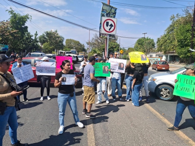 Exigen a autoridades regreso inmediato y con vida de Karol Toledo; bloquean carretera Alpuyeca-Grutas