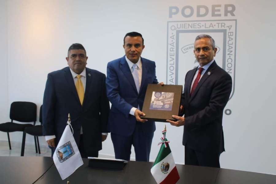 El presidente de la Mesa Directiva del Congreso, Isaac Pimentel, recibió el documento de manos del fiscal metropolitano, Fernando Blumenkron. 