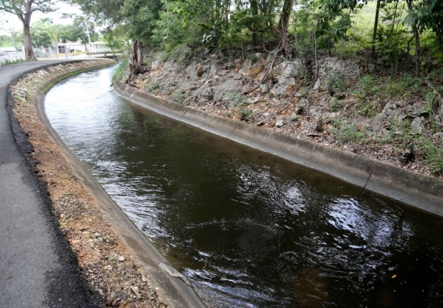 Hallan muerto a un hombre en un canal de riego