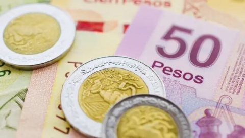 Peso mexicano sufre caída por aranceles de Trump a autos