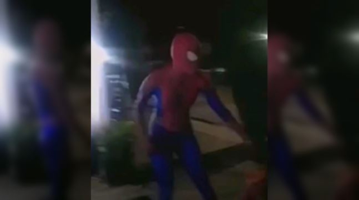 ‘Hombre Araña’ protege a niños de balacera en calles de Nuevo León