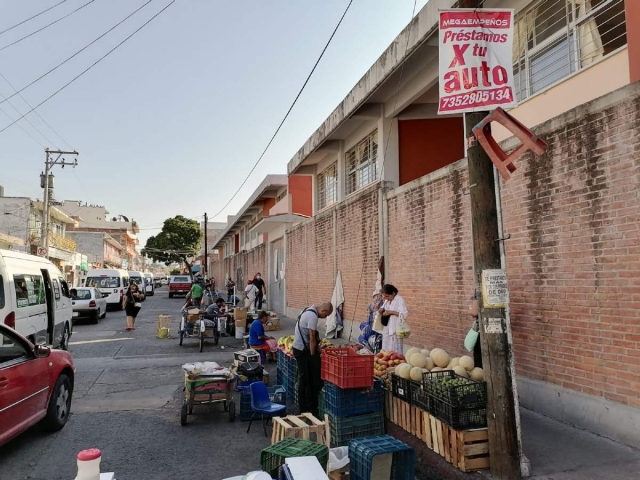 Los ambulantes se han ido apoderando de las aceras de la zona.