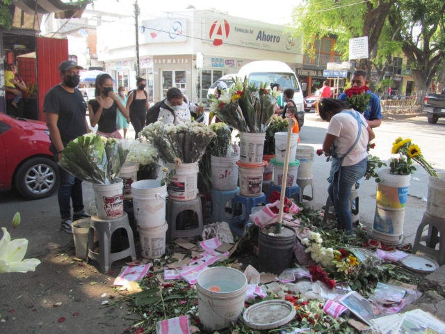 Como siempre, las flores fueron de los productos que más demanda tuvieron este 10 de mayo, de modo que su preció incluso se triplicó.