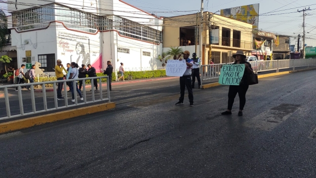 Protestan trabajadores despedidos del ayuntamiento de Temixco en carretera México-Acapulco