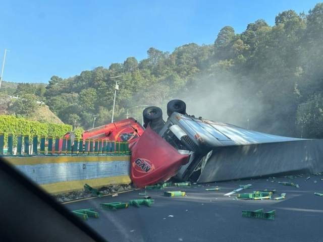 Volcadura de tractocamión en &#039;La Pera&#039;