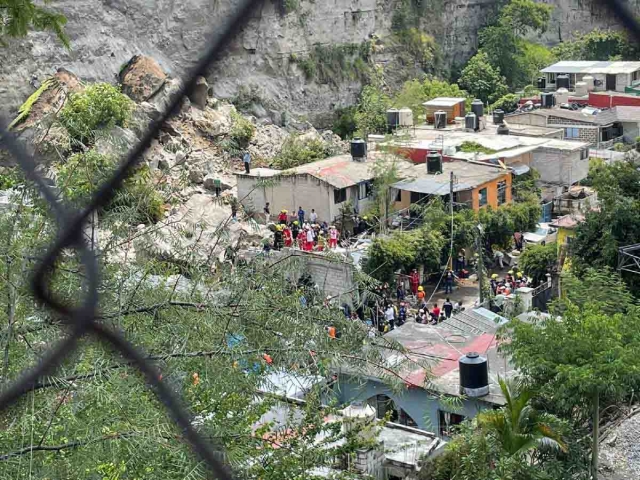 Toneladas de piedras y tierra sepultaron las dos viviendas.