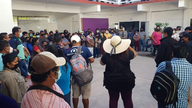 Alrededor de 50 trabajadores se manifestaron para exigir pagos y recursos para desempeñar sus labores.