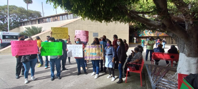 Protestan maestros por rúbrica en el IEBEM; demandan regularización de bases