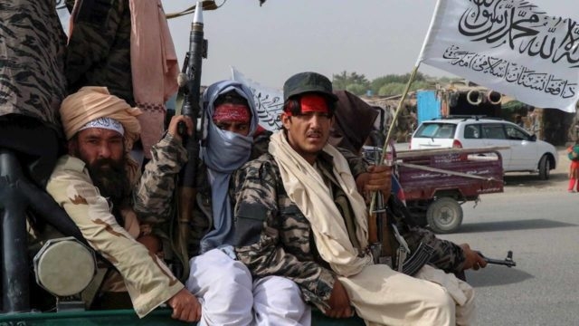 Talibanes se alistan para celebrar el aniversario de la retirada de EU