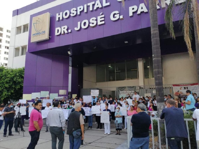 Intensifican trabajadores de salud protesta de brazos caídos