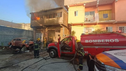 Personal de Bomberos y Protección Civil controló el incendio.