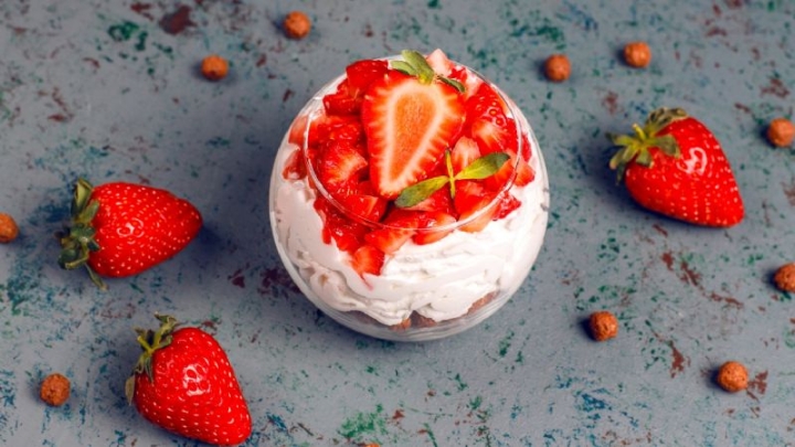 Conoce los beneficios de la mascarilla de yogur y fresas en tu piel para eliminar las arrugas