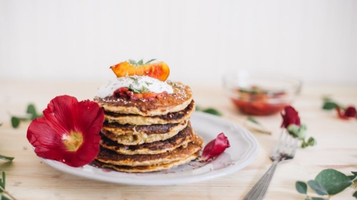 Desayuno ligero para los más pequeños, tortitas de avena con manzana