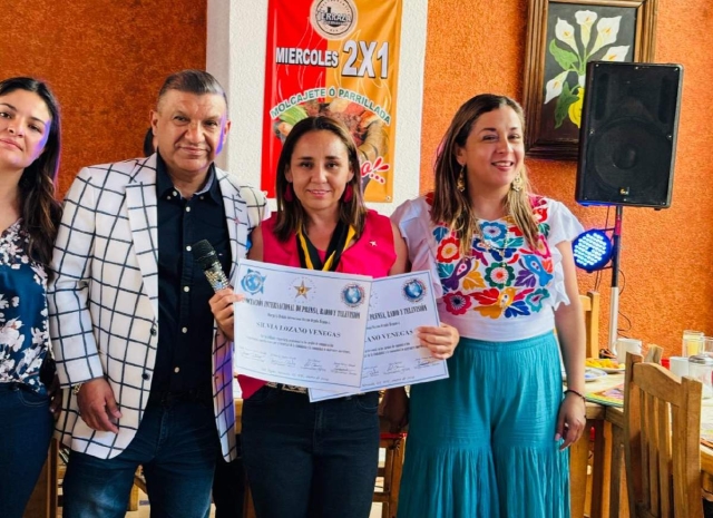 La Confederación y la Asociación Internacional de Prensa, Radio y Televisión entregaron reconocimientos y la “Medalla Internacional Máximo Orgullo Hispano” a periodistas locales, entre ellos Silvia Lozano Venegas y Tlaulli Rocío Preciado Bahena, de La Unión de Morelos.
