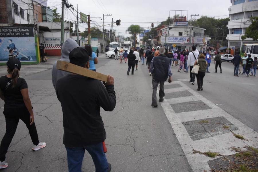 Manifestantes cerraron la avenida Plan de Ayala, a la altura de El Vergel, en el inicio de su protesta la mañana de ayer.  