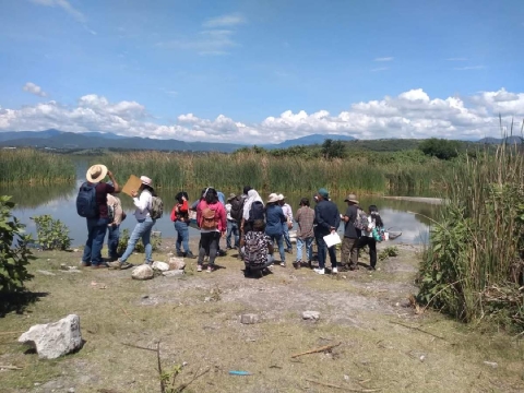 Alumnos de la Facultad de Biología de la UAEM han realizado trabajos con pescadores de Coatetelco.