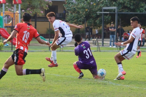 En el tiempo reglamentario ninguna de las dos escuadras logró hacerse daño a pesar de las múltiples llegadas. 