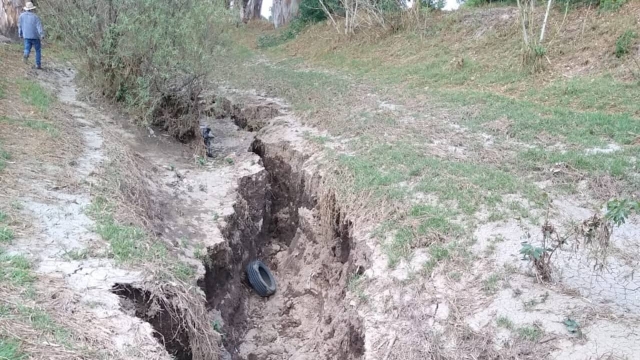 Enormes grietas en el suelo alertan a Edomex.