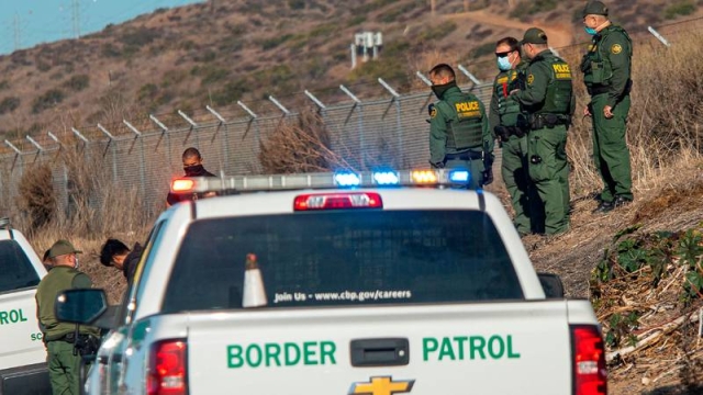 Muere mexicano tras recibir un tiro en estación migratoria en EU