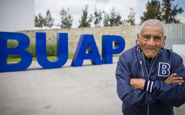  El abuelito de 84 años al fin se graduó, 