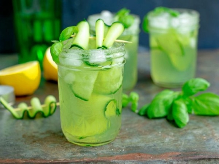 Refresca tu tarde con esta refrescante agua fresca de pepino, apio y limón