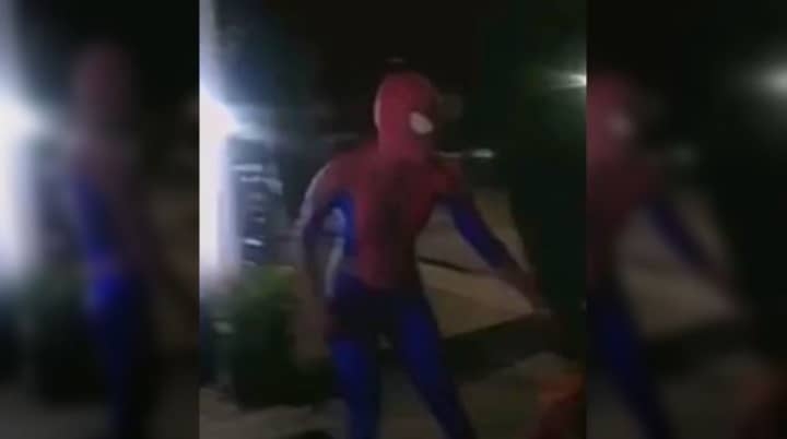 &quot;Mujer Araña&quot; protege a niños durante balacera.