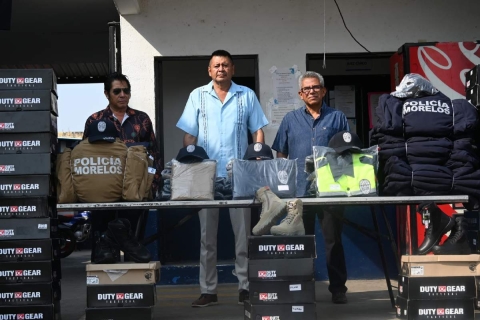 Policías de Atlatlahucan reciben equipo y uniformes
