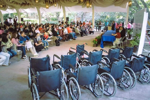 El presidente municipal, Jos&eacute; Luis Uri&oacute;stegui, y la presidenta del DIF Cuernavaca, Luz Mar&iacute;a Zagal, encabezaron la entrega de los apoyos, en beneficio de cientos de personas que mejoran su calidad de vida con los lentes y los aparatos auditivos y funcionales.