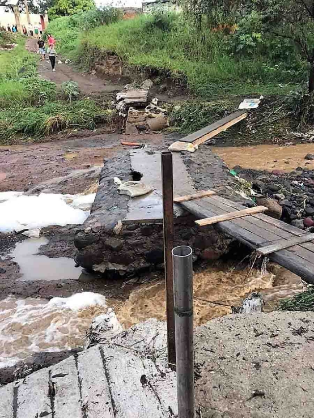 Quienes deben cruzar el río no lo hacen con suficiente seguridad debido a que el río ha crecido a causa de las recientes lluvias.