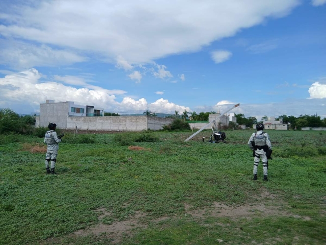 Elementos de la Guardia Nacional resguardaron la zona de la caída.