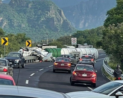 Vuelca pipa de gas en autopista La Pera-Cuautla