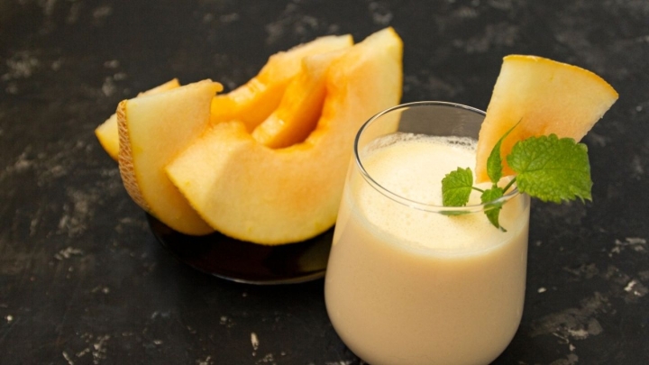 Disfruta del fin de semana con un cóctel de melón ¡te damos la sencilla receta!