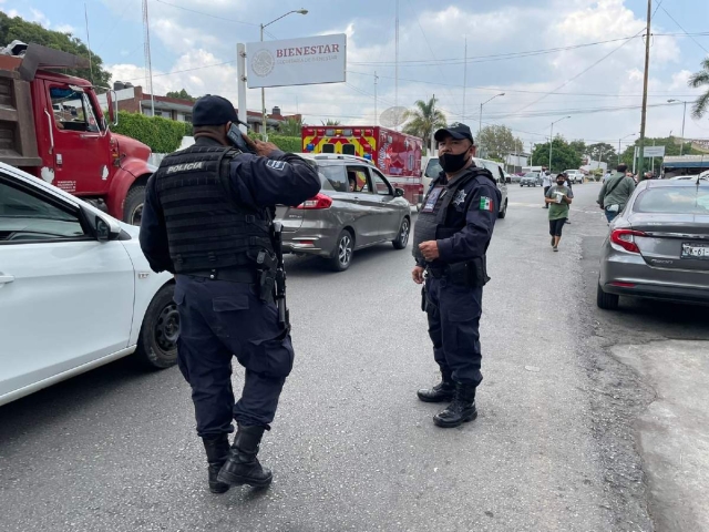 Compañeros del policía retenido se mantuvieron expectantes cerca del sitio.