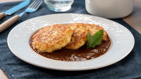 Tortitas de coliflor con queso y salsa de pasilla: una receta fácil y deliciosa