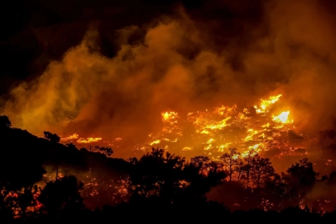 Incendio forestal en Creta provoca evacuaciones y daños en viviendas